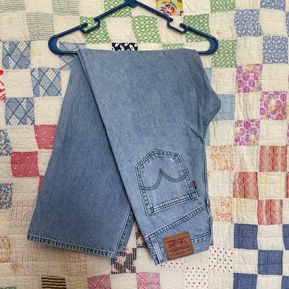 Levi’s High Waisted Straight Jeans • Light Wash • Size 27